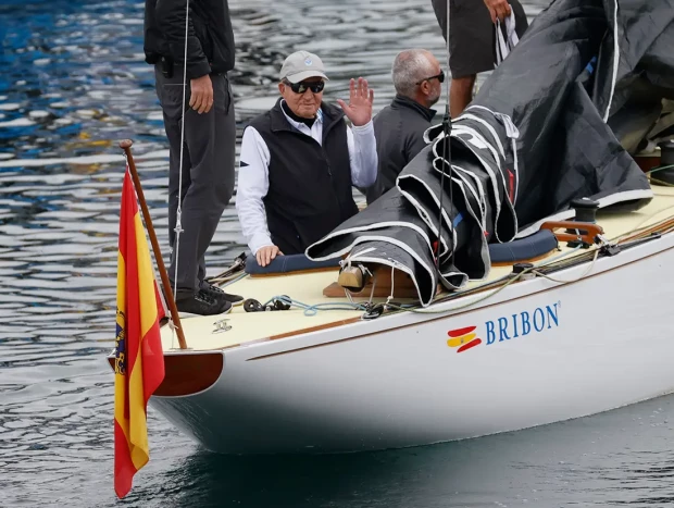 Juan Carlos saluda desde El Bribón.