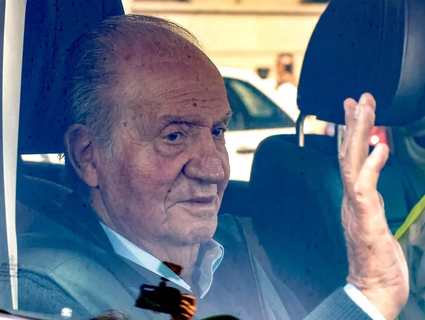 Juan Carlos saludando.