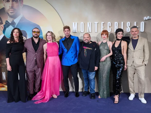 William Levy con el resto del reparto de la serie Montecristo.