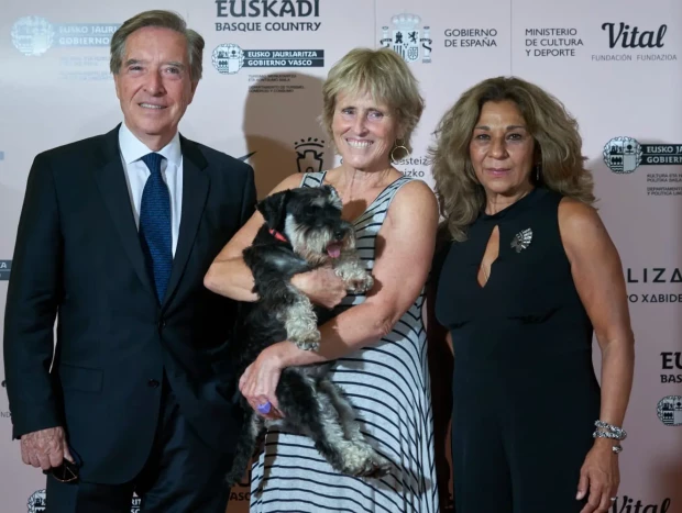 Iñaki Gabilondo, Mercedes Milá con su perro Scott y Lolita.