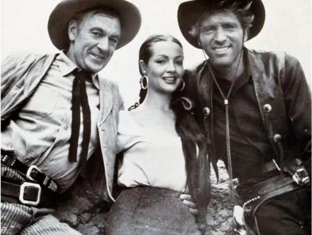 Con Gary Cooper y Burt Lancaster, con los que hizo la película "Veracruz", su primer trabajo en América.