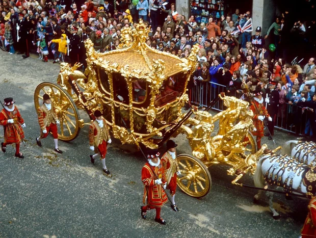 Carroza de la coronación de Isabel II circulando por la calle, en 1953.