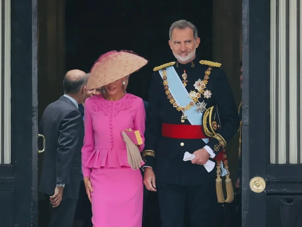 Sus Majestades los Reyes saludan al público antes de dirigirse a la ceremonia (Casa de S.M. el Rey)