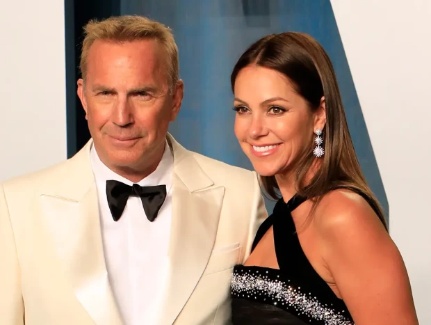 Kevin Costner con su pareja.