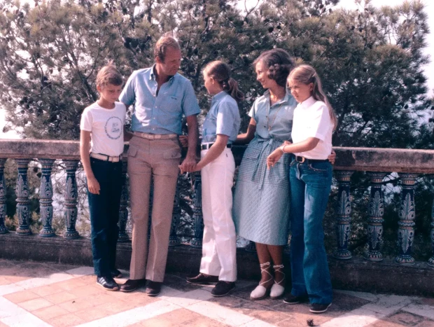 Juan Carlos y Sofía con sus hijos (Elena, Cristina y Felipe) en 1979.