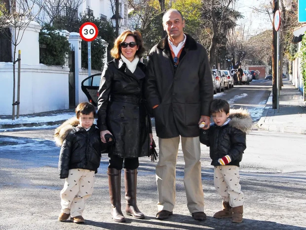 Ana Rosa Quintana con su marido y sus hijos.