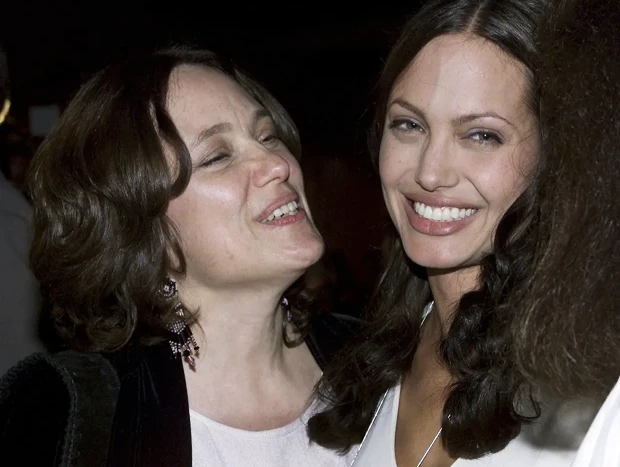 Angelina Jolie con su madre.