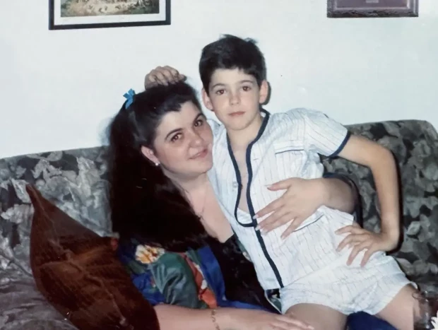 Miguel Ángel Muñoz de pequeño con su madre.