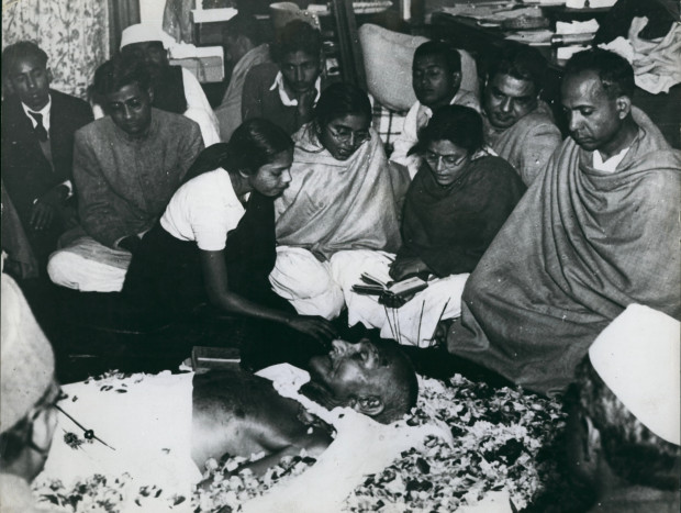 DESPEDIDA. Tras ser incinerado, las cenizas de Gandhi se repartieron en urnas por todo el país para ser esparcidas. En Nueva Delhi hay un memorial en su recuerdo.