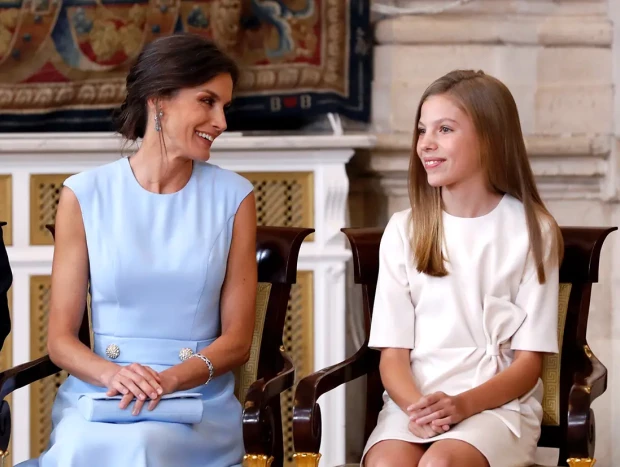 Letizia y Sofía en un acto.