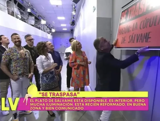 Jorge Javier Vázquez colgando el cartel de se traspasa en salvame