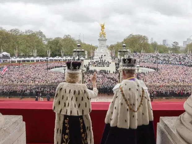 Carlos y Camilla saludando desde el valcón de Buckingham