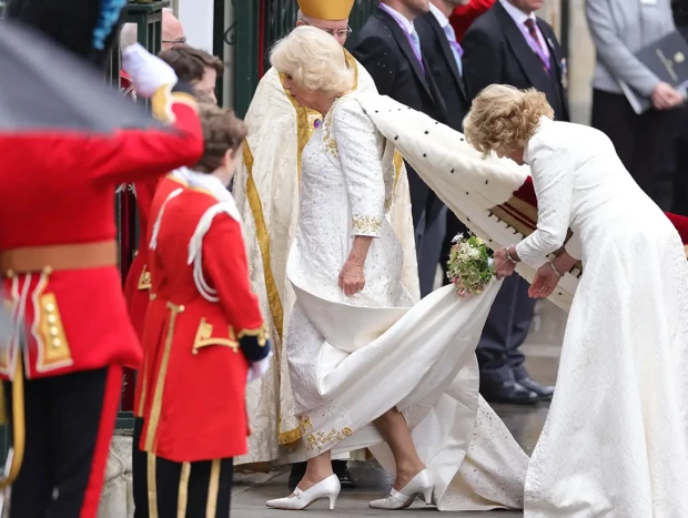 Camilla con un vestido incómodo.