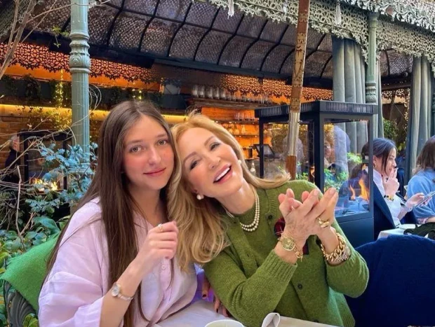 Berenice Lobatón y Carmen Lomana, juntas y muy sonrientes.