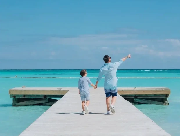 Miguel Poveda con su hijo.