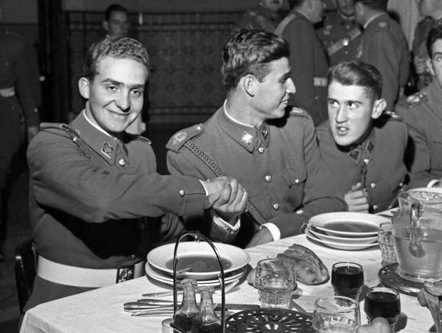 El príncipe Juan Carlos celebrando la jura de bandera, con sus compañeros de la IV promoción de la Academia General Militar de Zaragoza en el año 1955.