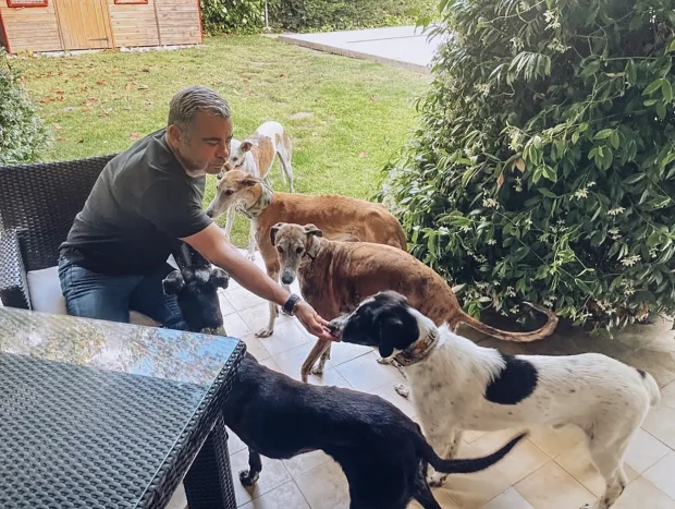 Jorge Javier Vázquez con sus perros.