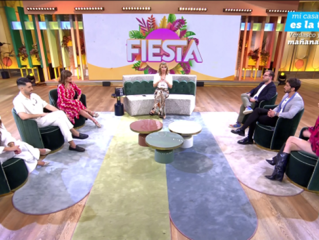 Captura de 'Fiesta' con Emma García en el medio del plató con sus colaboradores.