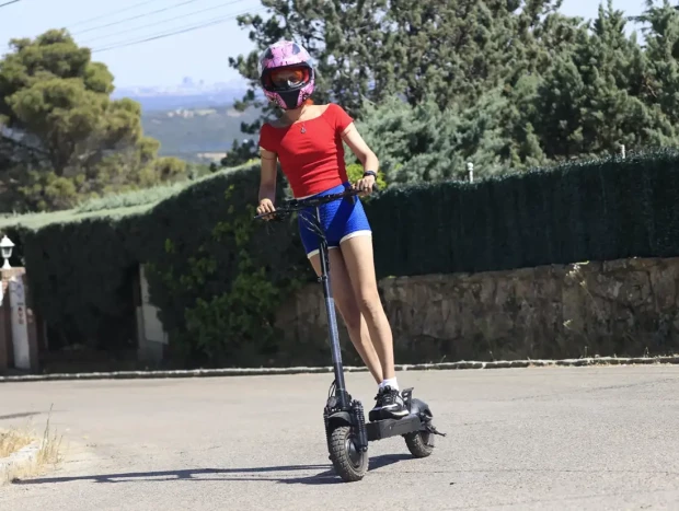 Camilo Blanes hormonado en patinete.