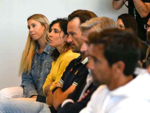 Mery Perelló y la familia de Rafa Nadal escuchando su charla.