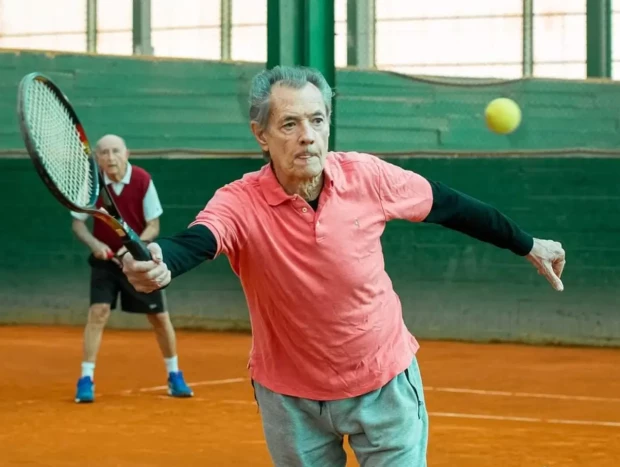 Ramón Arcusa jugando al tenis.