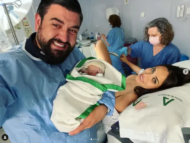 Manu Sánchez con su mujer y su hija recién nacida.