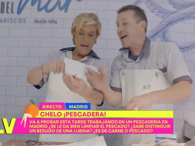 Chelo, muy contenta después de pillarle el truco a limpiar el pescado.