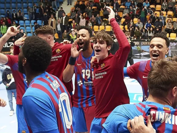 Pablo Urdangarin con su equipo, el Barça Handbol.