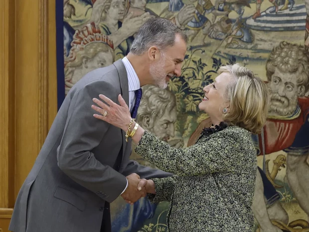 El rey Felipe VI saludando a Hillary Clinton.
