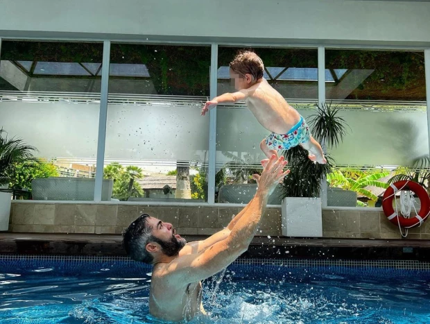 Roberto Leal jugando en la piscina con su hijo.