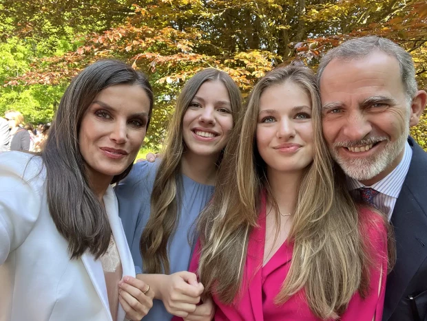 Los Reyes de España posando con sus hijas la infanta Sofía y la princesa Leonor.