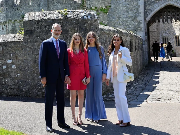 Los Reyes y Sofía, arropando a Leonor en su graduación.