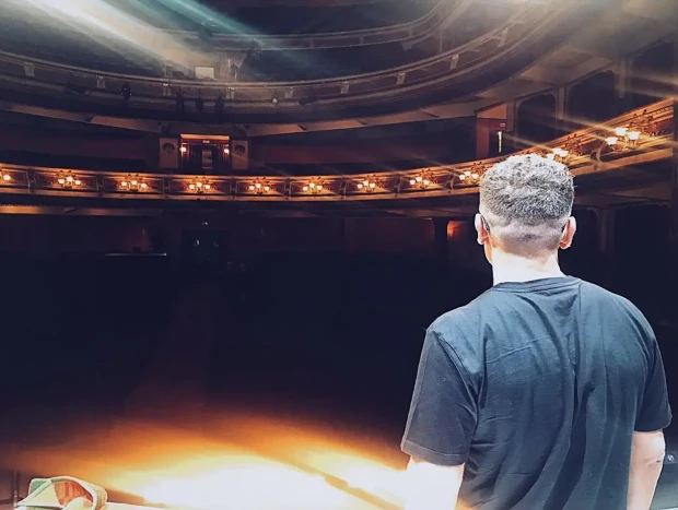 Jorge Javier Vázquez sobre un escenario de teatro.