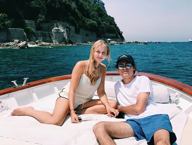 Miguel Iglesias con su novia en un barco