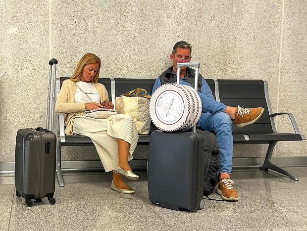 Iñaki Urdangarín y Ainhoa Armentia en el aeropuerto a su regreso de un viaje a Palma de Mallorca.