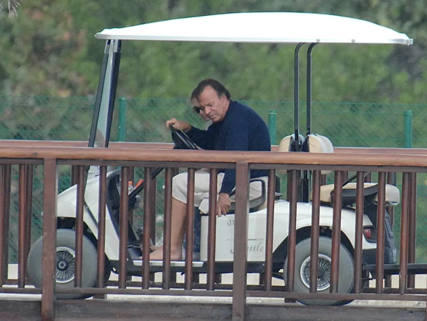 Julio conduciendo un carro de golf en su finca de Punta Cana.
