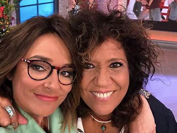 Toñi Moreno abrazada a su expareja la cantante Rosana