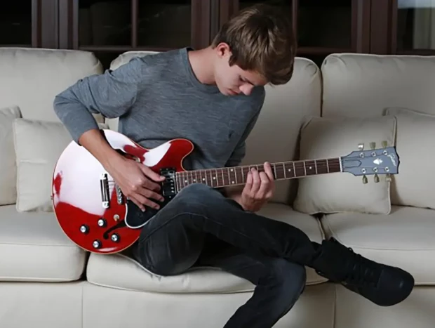 Rodrigo Iglesias tocando la guitarra eléctrica