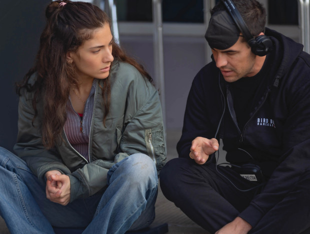 Candela atendiendo a las órdenes de su "cuñado", Mario Casas.