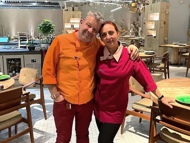 Alberto Chicote posando abrazado a su mujer Inma Núñez.
