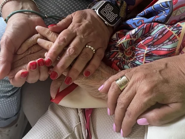 Maria Teresa Campos y Carmen Borrego cogiéndose las manos