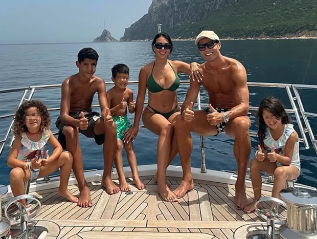 Cristiano Ronaldo y Georgina Rodríguez con sus hijos en su barco.