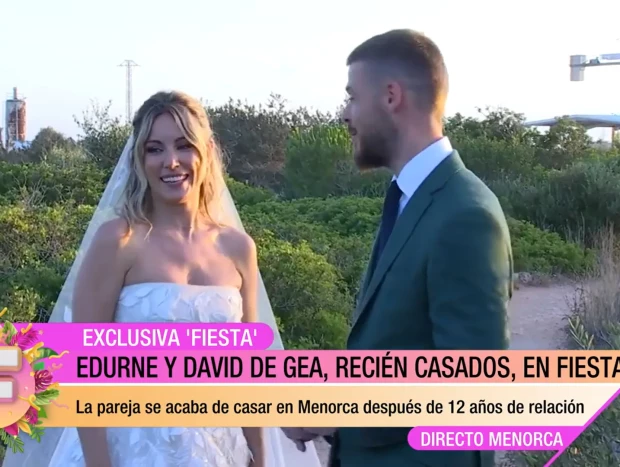 Edurne y David de Gea posan para los medios que esperaban a las puertas de su boda (Telecinco)