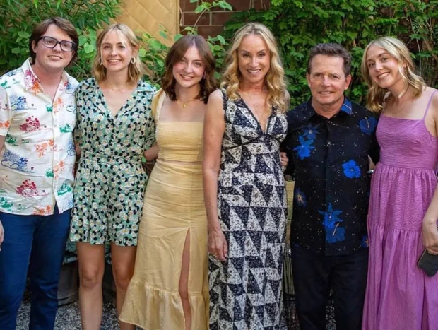 Michael J. Fox posando con su familia.