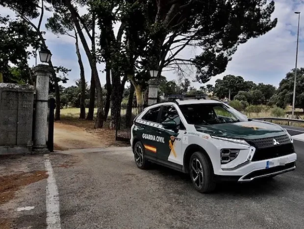 Un coche de la Guardia Civil sale de la Finca El Rincón.