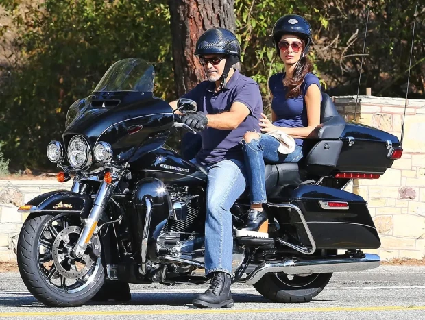 George y Amal Clooney paseando en su moto Harley-Davidson.