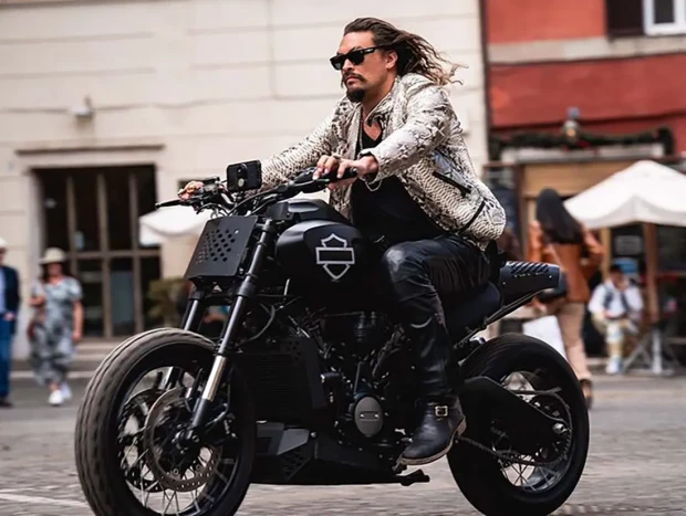 Jason Momoa montando una moto Harley-Davidson personalizada en la película Fast X