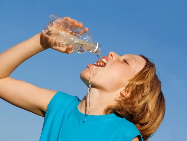 Niño bebiendo agua.