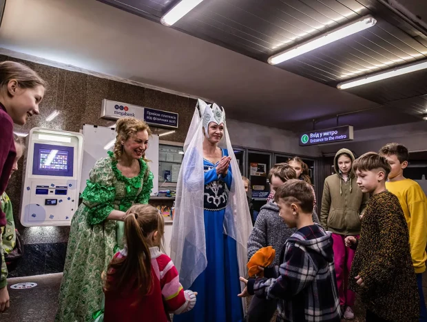 Niños ucranianos jugando en una estación de metro.