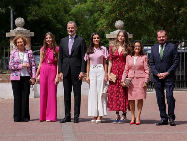 La reina Sofía con su familia en la confirmación de su nieta Sofía